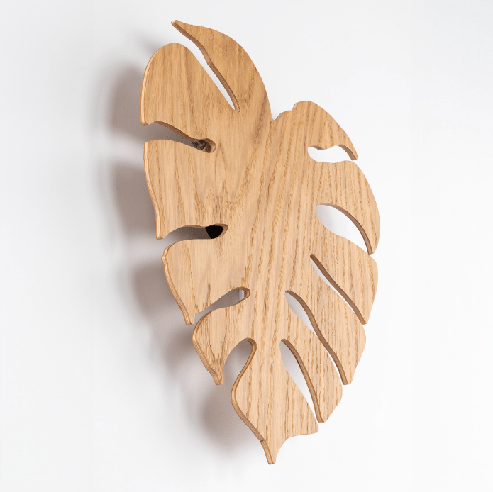 Dekoracyjny kinkiet w kształcie liścia monstery z drewna, o płaskim designie