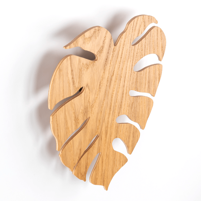 Dekoracyjny kinkiet w kształcie liścia monstery z drewna, o płaskim designie