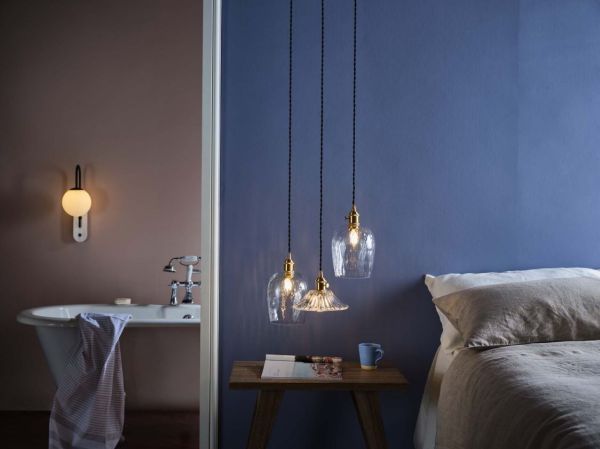 Elegancka wisząca lampa Hadano z mosiężnym wykończeniem i szklanym kloszem