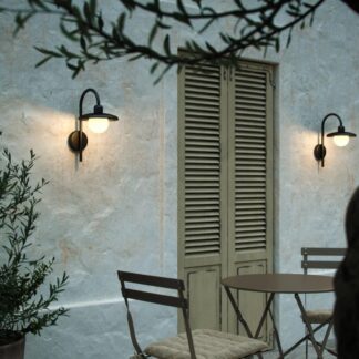 Zewnętrzna lampa ścienna Berlo z białym kloszem w kształcie kuli od Nordlux w kolorze czarnym