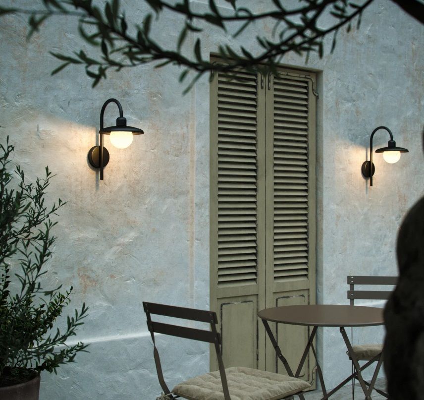 Zewnętrzna lampa ścienna Berlo z białym kloszem w kształcie kuli od Nordlux w kolorze czarnym