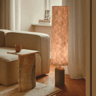 Stojąca lampa Talli z Tyveku marki DFTP z metalową podstawą