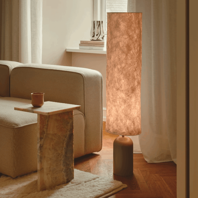 Stojąca lampa Talli z Tyveku marki DFTP z metalową podstawą