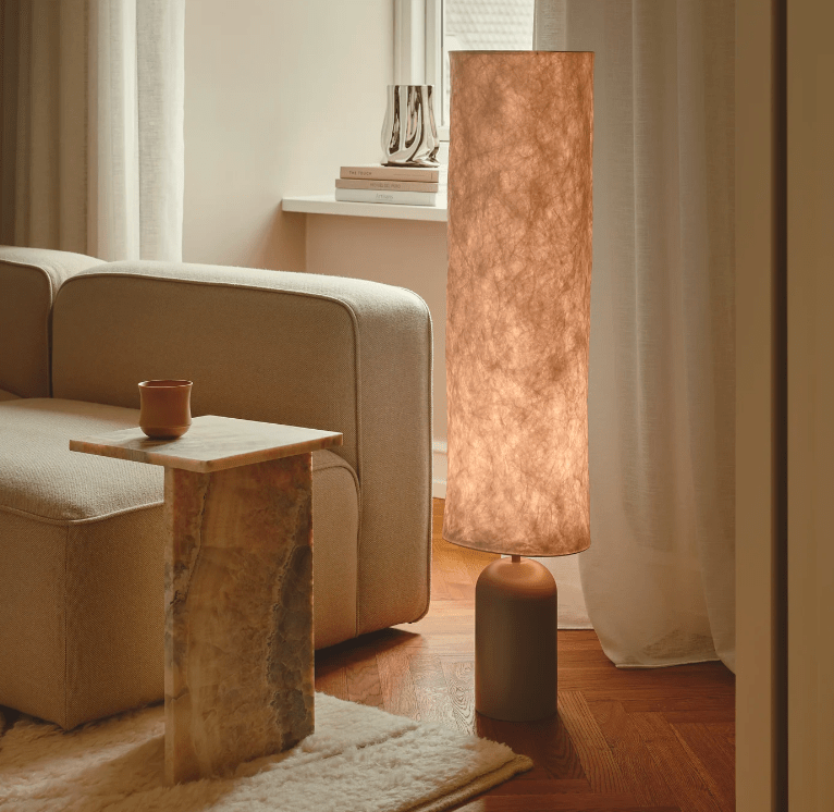 Stojąca lampa Talli z Tyveku marki DFTP z metalową podstawą