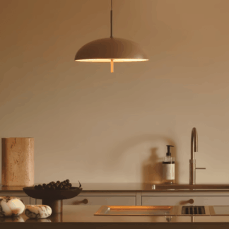 Wisząca lampa Versale 35 w odcieniu cappuccino od DFTP