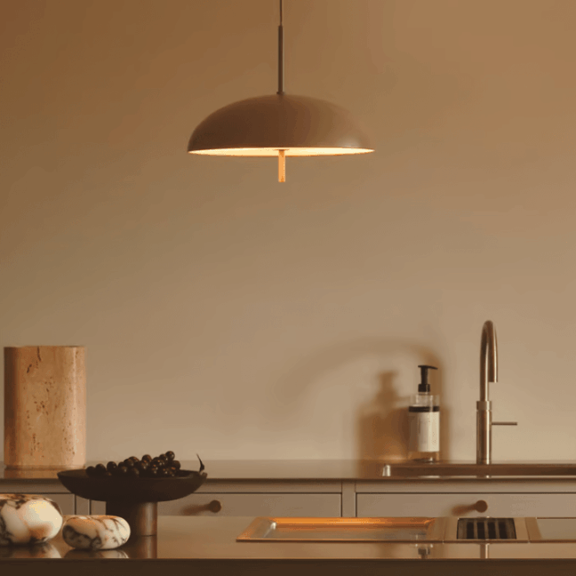 Wisząca lampa Versale 35 w odcieniu cappuccino od DFTP
