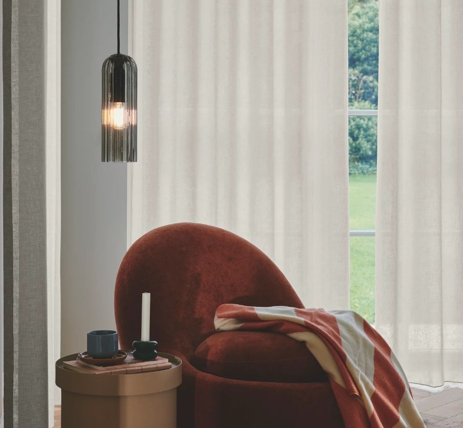 Lampa Miella to stylowe połączenie dymionego, ryflowanego szkła i eleganckiego designu