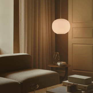 Wisząca lampa Navone 40 od DFTP z białą opalową kulą