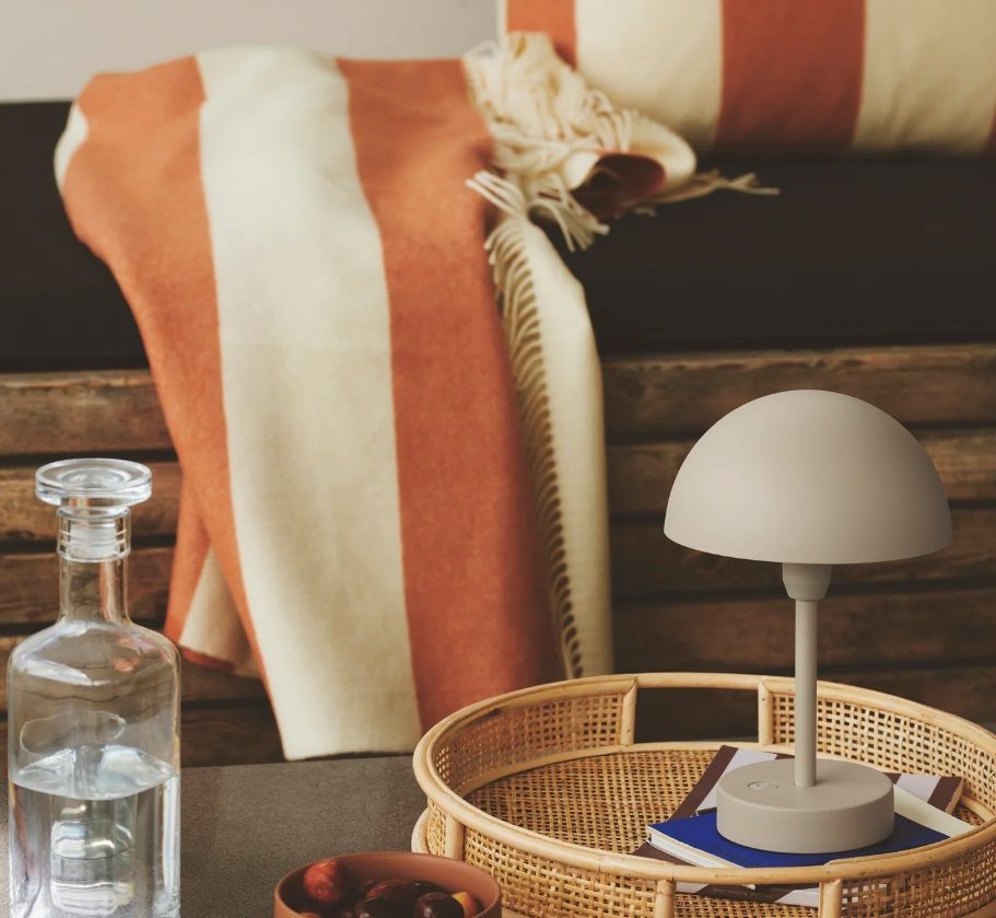 Beżowe lampy stołowe