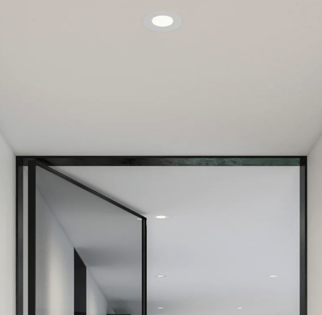 Nowoczesne, płaskie oczko LED Siege o barwie 3000K, strumieniu 345 lm i klasie szczelności IP65