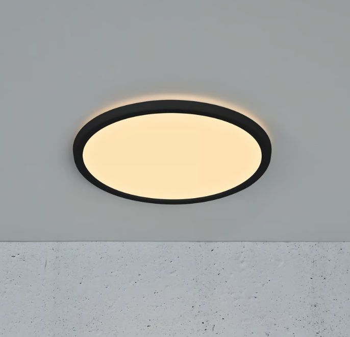 Czarny plafon LED Oja 29 o ciepłej barwie światła 2700K, strumieniu świetlnym 1600lm i funkcją ściemniania za pomocą włącznika