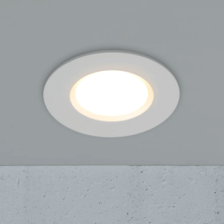 Nowoczesne, płaskie oczko LED Siege o barwie 3000K, strumieniu 345 lm i klasie szczelności IP65