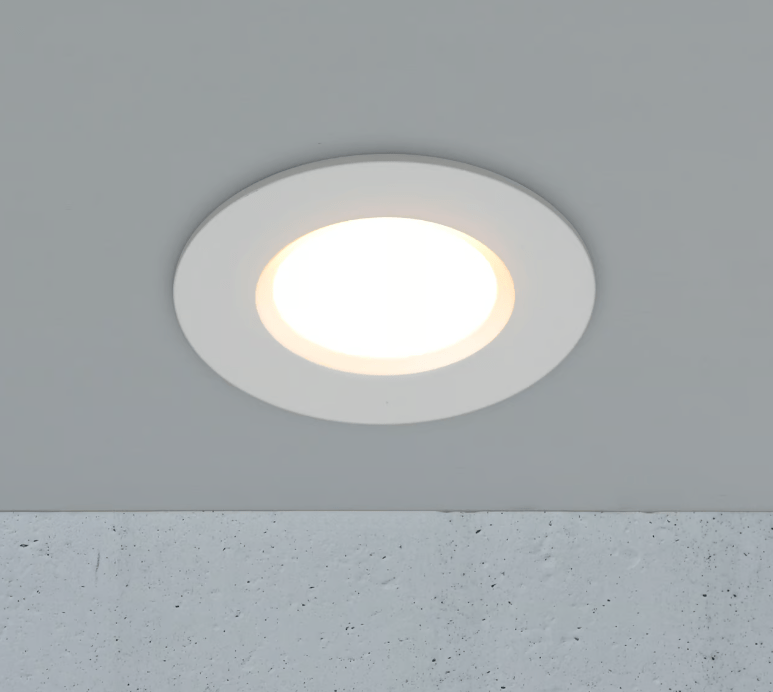 Nowoczesne, płaskie oczko LED Siege o barwie 3000K, strumieniu 345 lm i klasie szczelności IP65