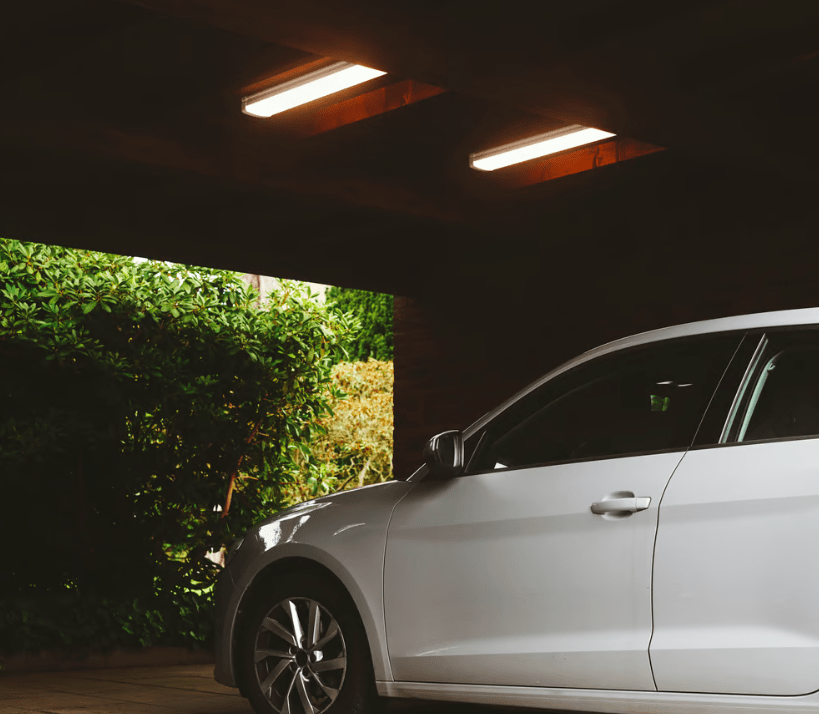 Nowoczesne oświetlenie garażowe LED Burbank z czujnikiem ruchu