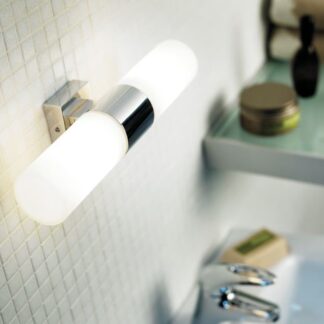 Podwójna lampa ścienna do lustra Tangens Double w chromowanym wykończeniu z opalowobiałymi kloszami