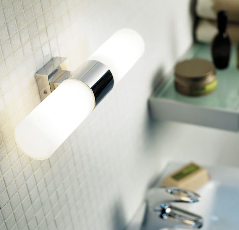 Podwójna lampa ścienna do lustra Tangens Double w chromowanym wykończeniu z opalowobiałymi kloszami