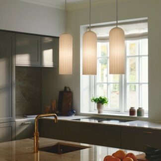 Potrójna wisząca lampa Miella z trzema białymi kloszami