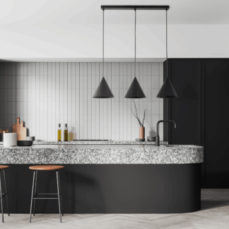 3-punktowa lampa wisząca Cono TK 120 cm do oświetlenia wyspy kuchennej z czarnymi, stożkowymi kloszami. Nowoczesna lampa sufitowa na trzy żarówki nad granitowym blatem w minimalistycznej kuchni z białymi kafelkami i czarnymi szafkami.