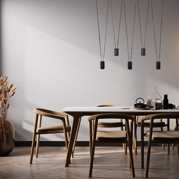 Podłużna wisząca lampa Toledo z czarnymi tubami zawieszonymi na kablach