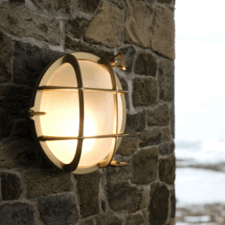 Zewnętrzny kinkiet Retro Polperro w mosiężnym wykończeniu o klasie szczelności IP64