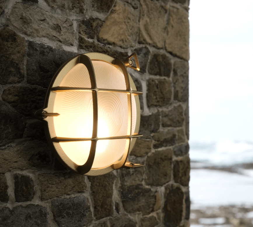 Zewnętrzny kinkiet Retro Polperro w mosiężnym wykończeniu o klasie szczelności IP64