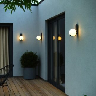 Zewnętrzna lampa ścienna Dalius od Nordlux w kształcie kuli, o klasie szczelności IP44