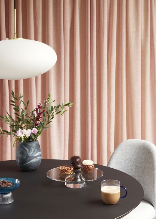 Wisząca lampa Muse z mlecznego szkła