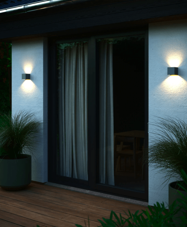 Aluminiowy kinkiet zewnętrzny Milda Kubi w kolorze antracytowym, posiadający klasę szczelności IP44