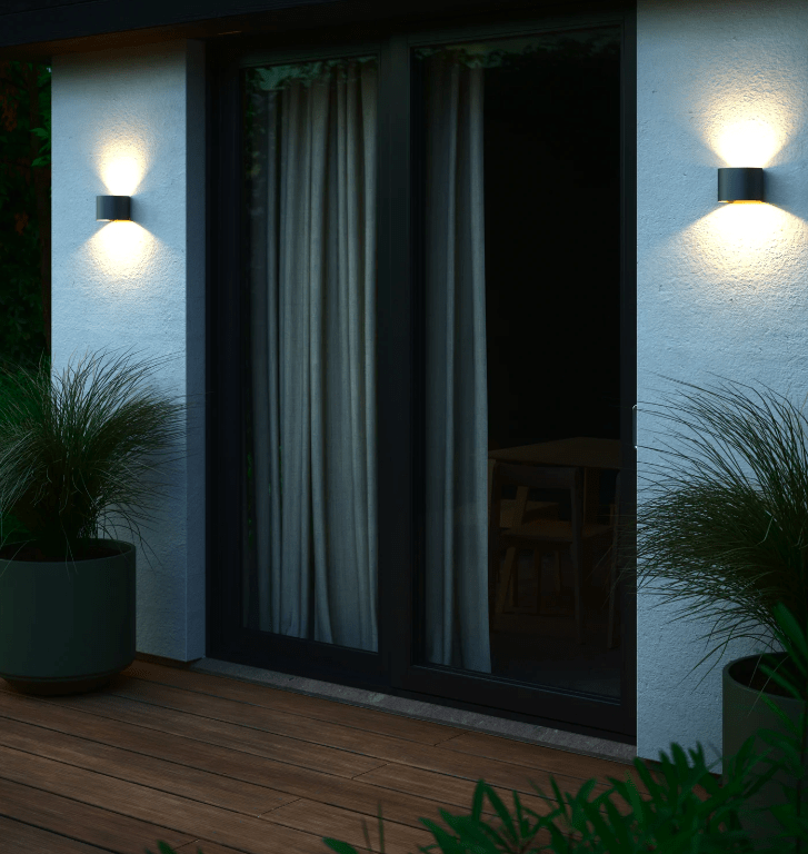 Antracytowa zewnętrzna lampa ścienna Milda od Nordlux z wbudowanym oświetleniem LED i klasą ochrony IP44