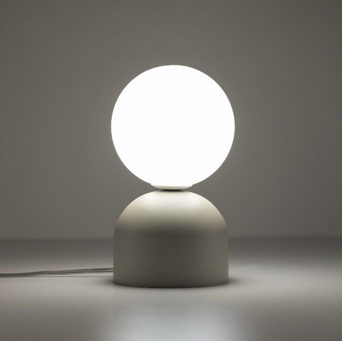 Beżowa stołowa lampka Miki z kulistym kloszem wykonanym ze szkła