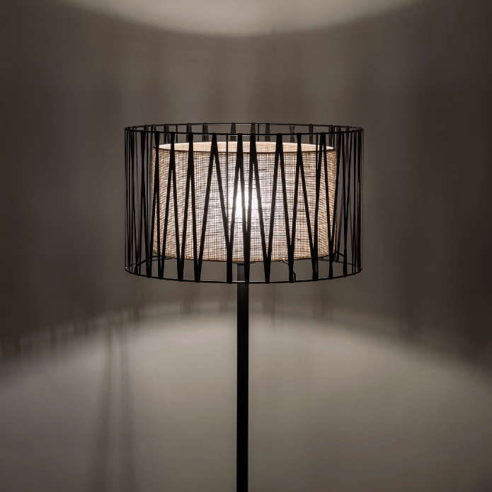 Boho lampa stojąca Harmony TK z jutowym abażurem w czarno-beżowych odcieniach