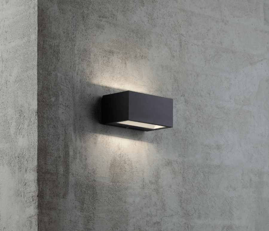 Czarny, minimalistyczny kinkiet LED Nene o klasie szczelności IP54