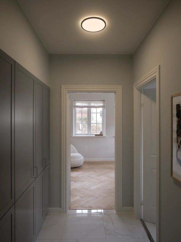 Czarny plafon LED Oja 29 o ciepłej barwie światła 2700K, strumieniu świetlnym 1600lm i funkcją ściemniania za pomocą włącznika