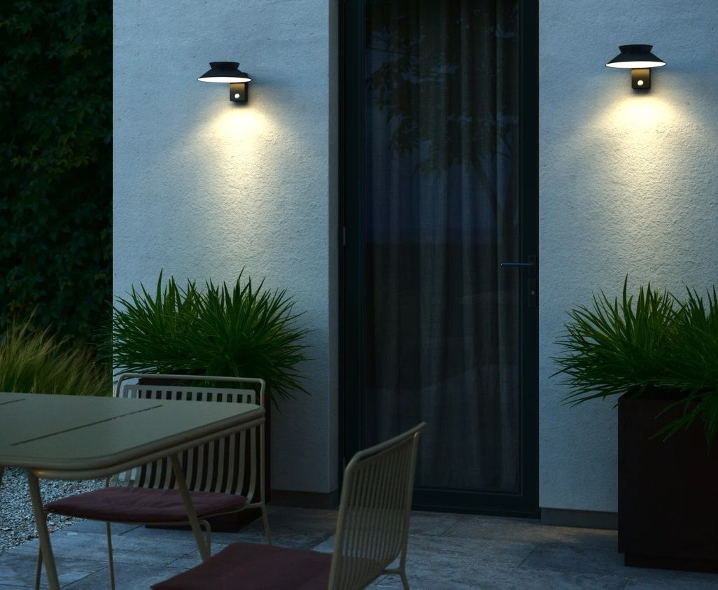 Czarny zewnętrzny kinkiet solarny Justina od Nordlux o klasie szczelności IP44