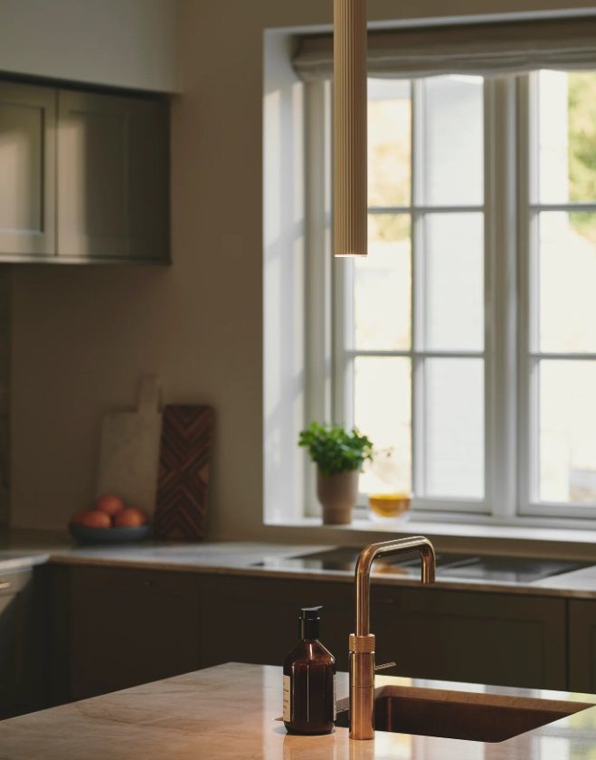 Karbowana, beżowa lampa wisząca Vico w kształcie tuby