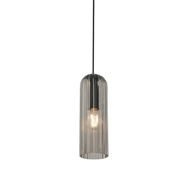 Lampa Miella to stylowe połączenie dymionego, ryflowanego szkła i eleganckiego designu