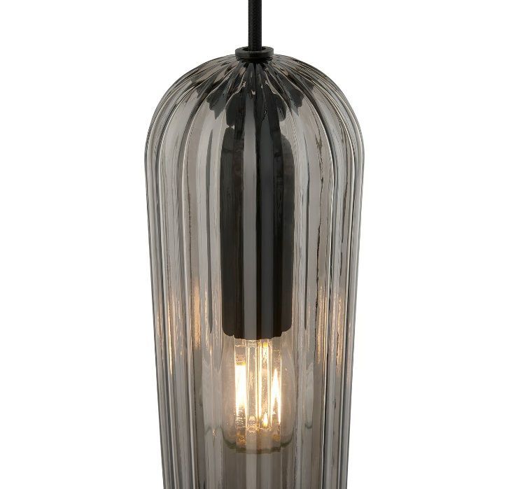 Lampa Miella to stylowe połączenie dymionego, ryflowanego szkła i eleganckiego designu