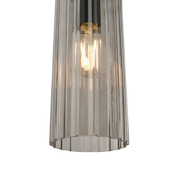 Lampa Miella to stylowe połączenie dymionego, ryflowanego szkła i eleganckiego designu