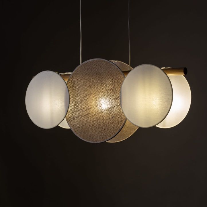 Lampa wisząca Pulse w stylu boho z białymi i beżowymi ozdobnymi kołami z juty