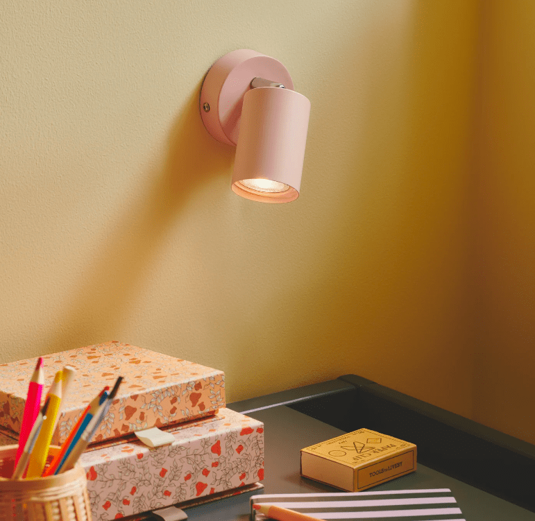 Minimalistyczny kinkiet Explore w różowym kolorze od Nordlux