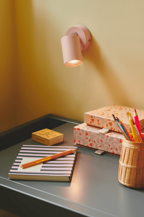 Minimalistyczny kinkiet Explore w różowym kolorze od Nordlux