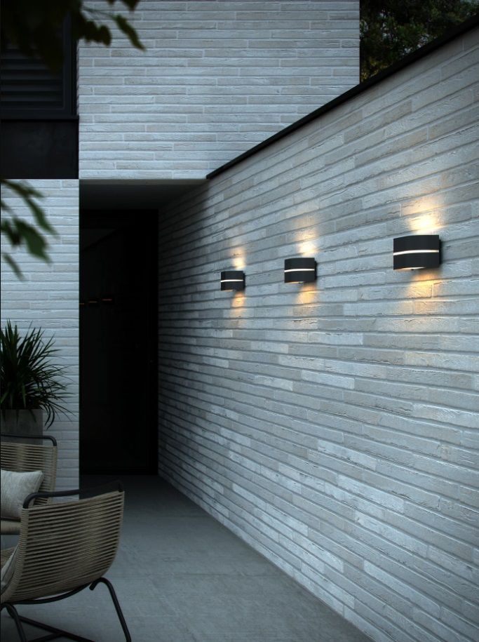 Nowoczesna zewnętrzna lampa ścienna Sibelis w antracytowym kolorze z klasą szczelności IP44