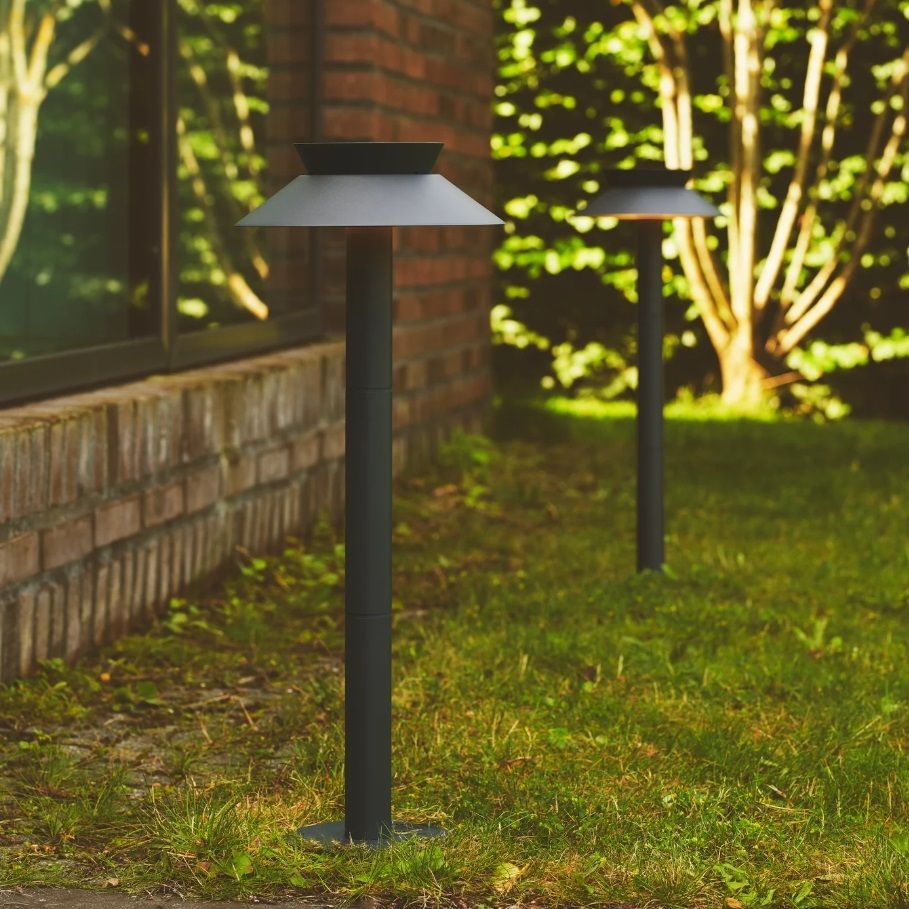 Ogrodowa lampa stojąca Justina od Nordlux to solarne oświetlenie reagujące na ruch.