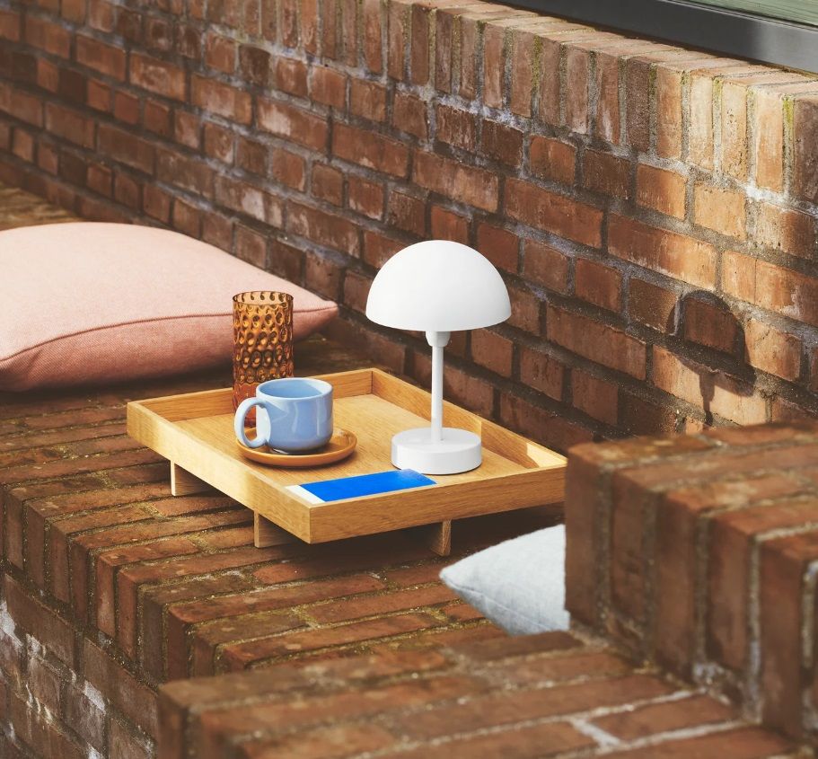 Przenośna, biała lampa stołowa Ellen To-Go MINI na baterie