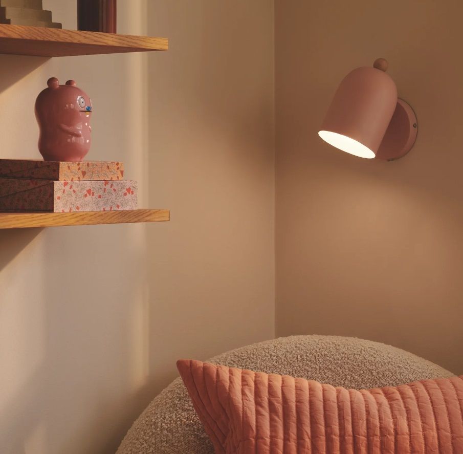 Różowy kinkiet Gaston - pastelowy z drewnianym zdobieniem