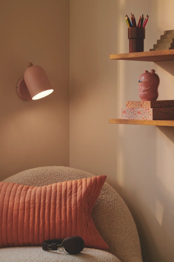 Różowy kinkiet Gaston - pastelowy z drewnianym zdobieniem