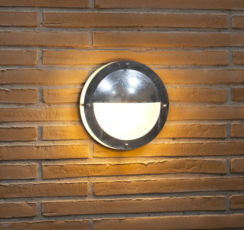 Srebrny, galwanizowany kinkiet elewacyjny Malte o stopniu ochrony IP54