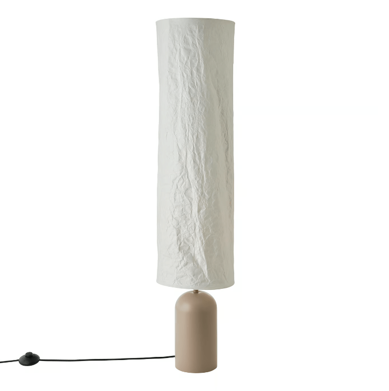 Stojąca lampa Talli z Tyveku marki DFTP z metalową podstawą