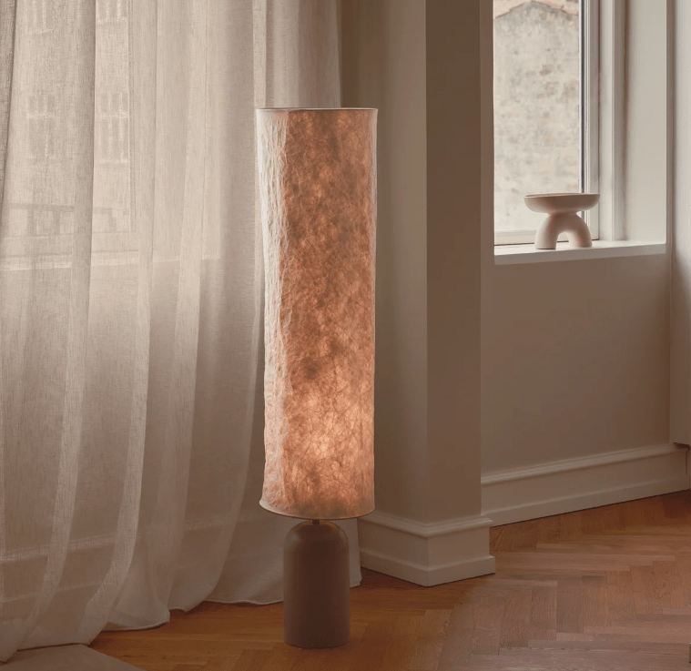 Stojąca lampa Talli z Tyveku marki DFTP z metalową podstawą