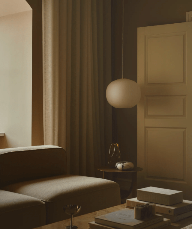 Wisząca lampa Navone 40 od DFTP z białą opalową kulą